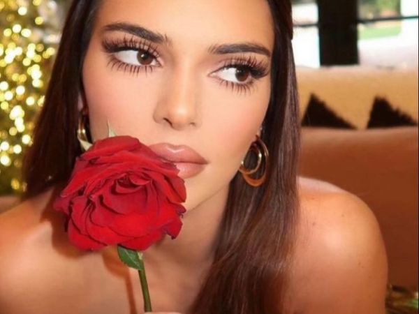 Chic Christmas Nails: Red, Vanilla Chrome, and&nbsp;More