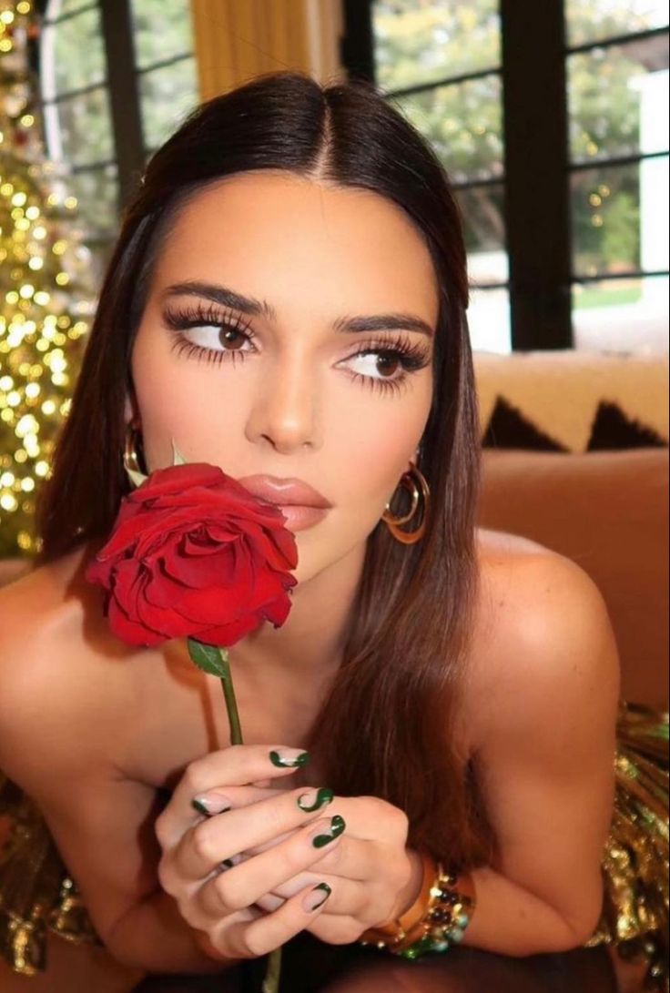 Chic Christmas Nails: Red, Vanilla Chrome, and&nbsp;More